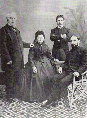 Spijker Rechts op de foto staand Jacobus zittend rechts Hendrik Jan samen met hun vader en moeder